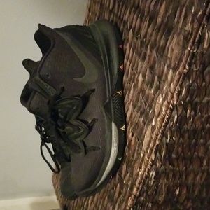 Mens Kyrie 5's